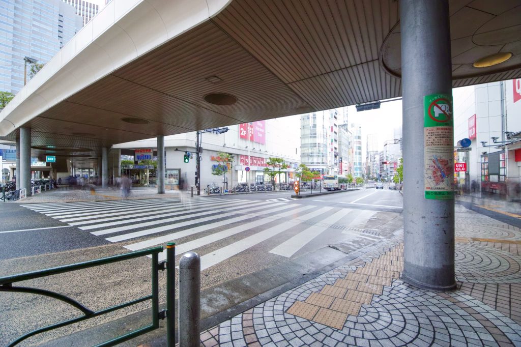 「ユニクロ新宿西口店」の手前の横断歩道