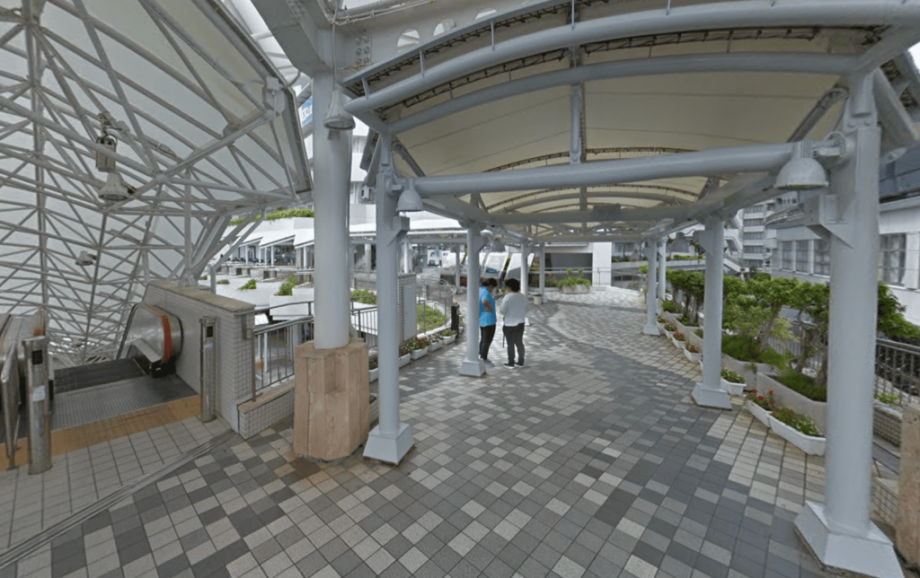 沖縄都市モノレール線ゆいレール県庁前駅改札右側のエスカレーター
