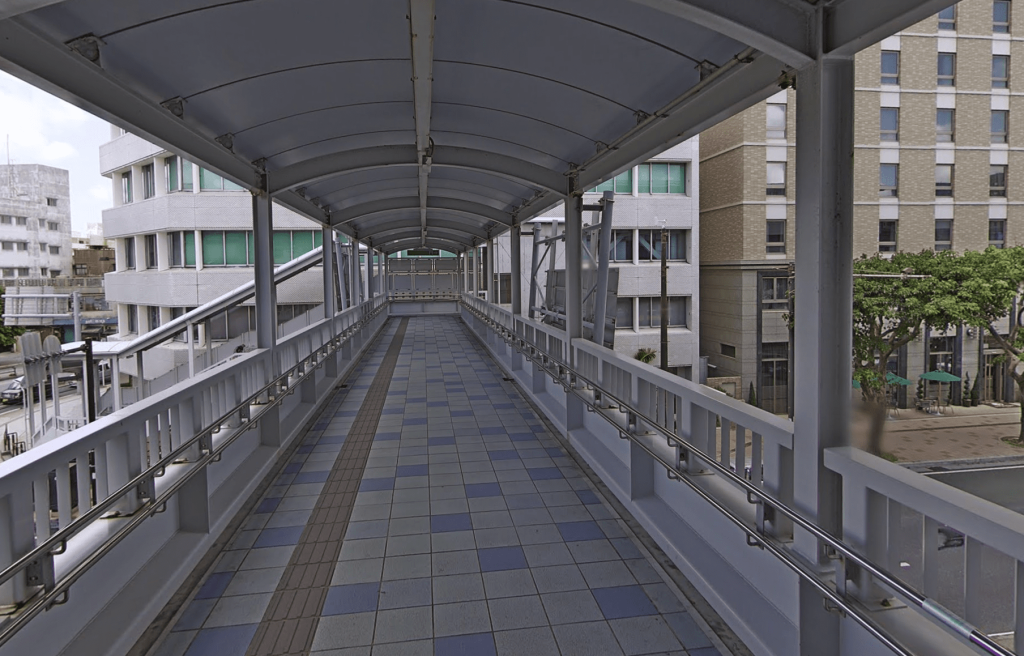旭橋駅出入口１の右側の階段